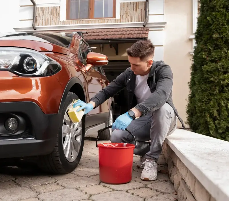 Lavage auto à domicile Saint-Martin-des-Champs : professionnel intervenant sur un véhicule